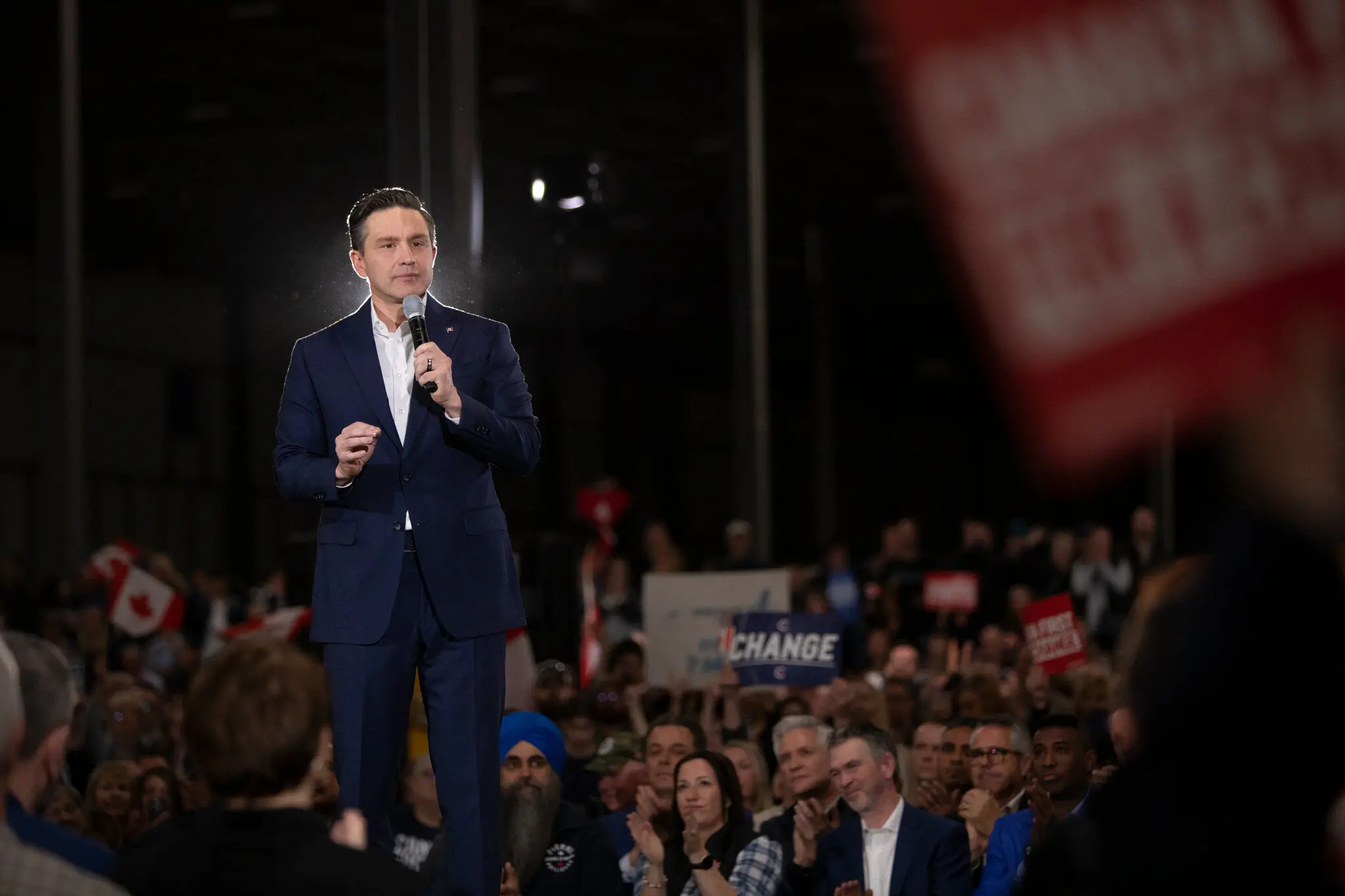 Лідер консерваторів П'єр Пуальєвр втратив своє місце після програшу його партії на виборах.